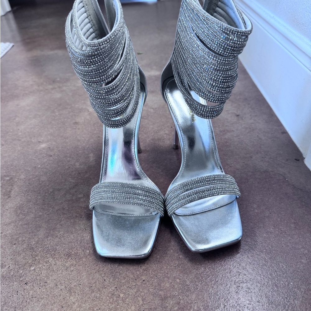 *NEVER WORN* Fashion Nova Metallic Silver Heels